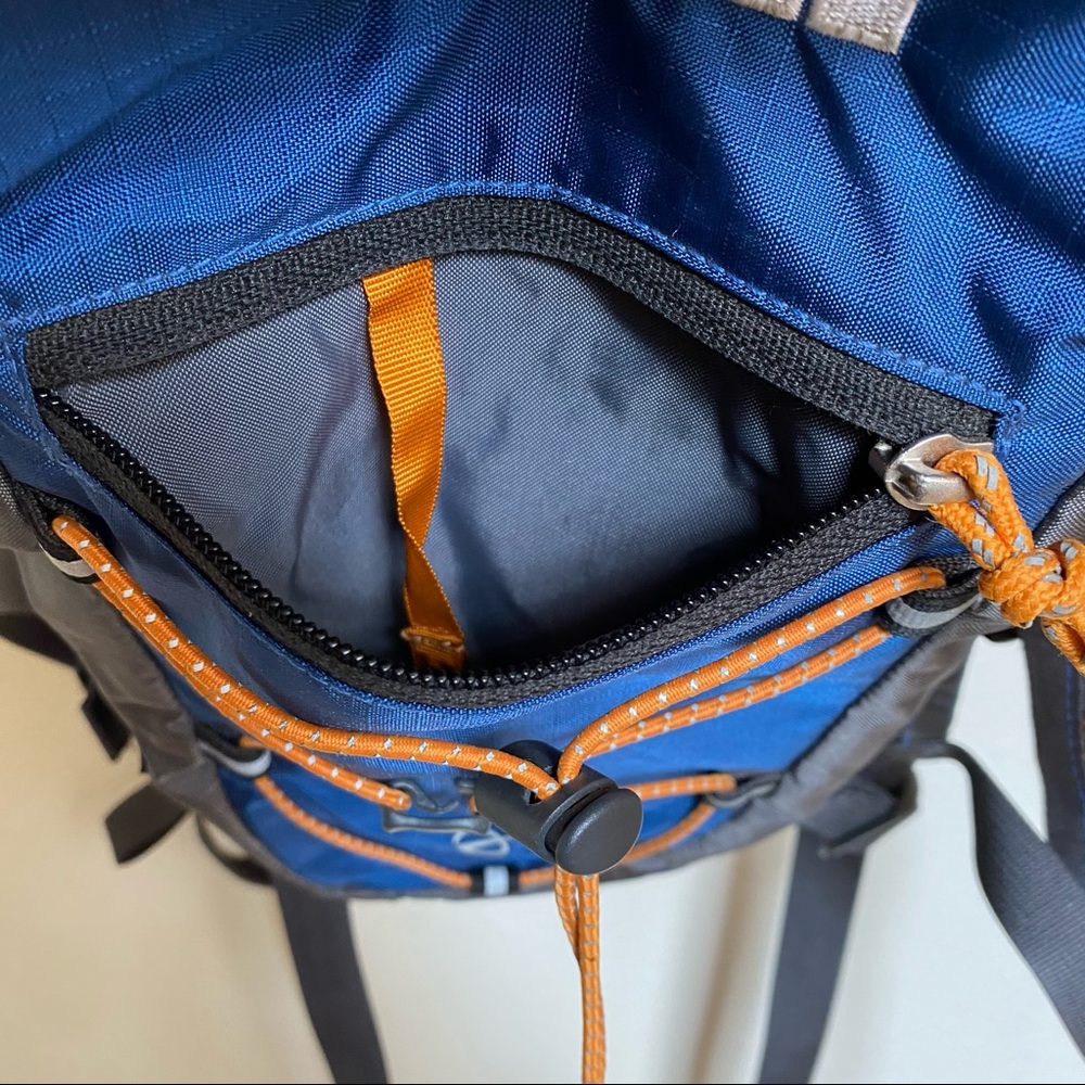 THE NORTH FACE • “Thresher” Hydration Pack - Picture 9 of 16